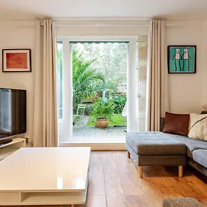 Apartment Charming 2-bed Garden Flat, London